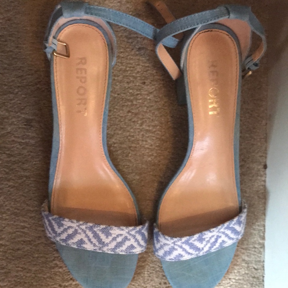 Strappy heels with slight design